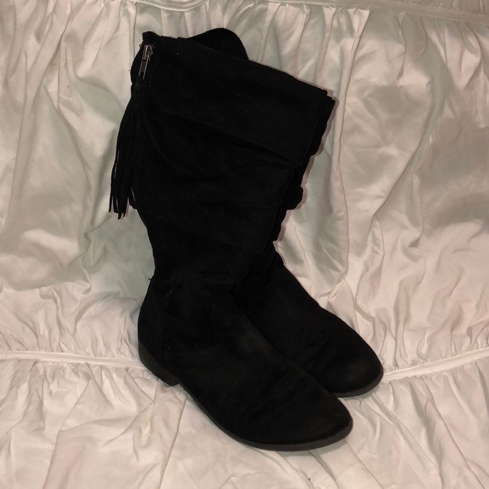 Black boots with fringe